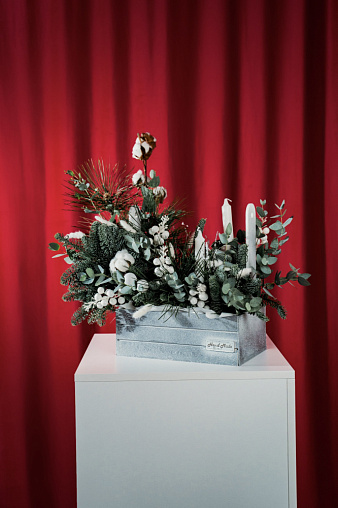 Новогодня композиция 040 из елки, эвкалипта, сосны, хлопка и свечей